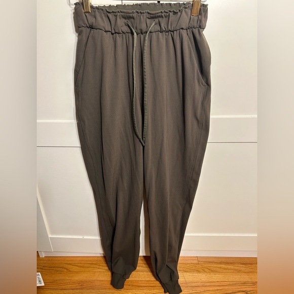 Lululemon keep moving jogger size 2 - Picture 5 of 6